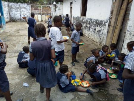 FeedingProgramm 05 06 19-kids eating (7)